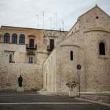 Il nostro viaggio parte da piazza San Nicola, dove si estende il retro di San Gregorio, situato accanto alla ben pi� �nuova� Basilica, la cui costruzione inizi� solo nel 1087


